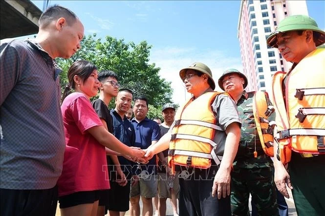 Thủ tướng Phạm Minh Chính thăm hỏi, động viên nhân dân bị ảnh hưởng bởi lũ lụt tại khu vực phường Phan Đình Phùng, tỉnh Thái Nguyên.