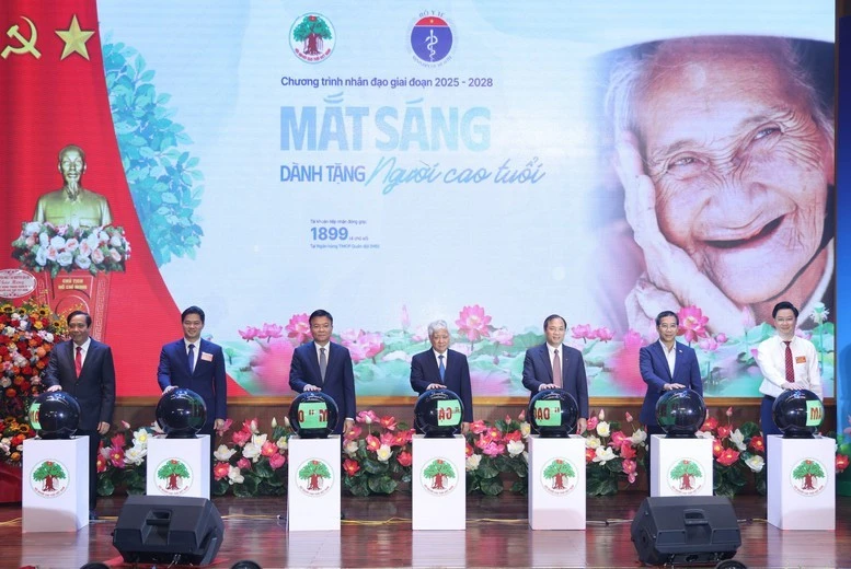 Các đại biểu nhấn nút khởi động chương trình nhân đạo "Mắt sáng cho người cao tuổi" giai đoạn 2025 - 2028.