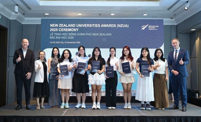 Đại diện Tổng Lãnh sự New Zealand tại TP HCM, ENZ và các học sinh giành học bổng NZUA năm 2025.