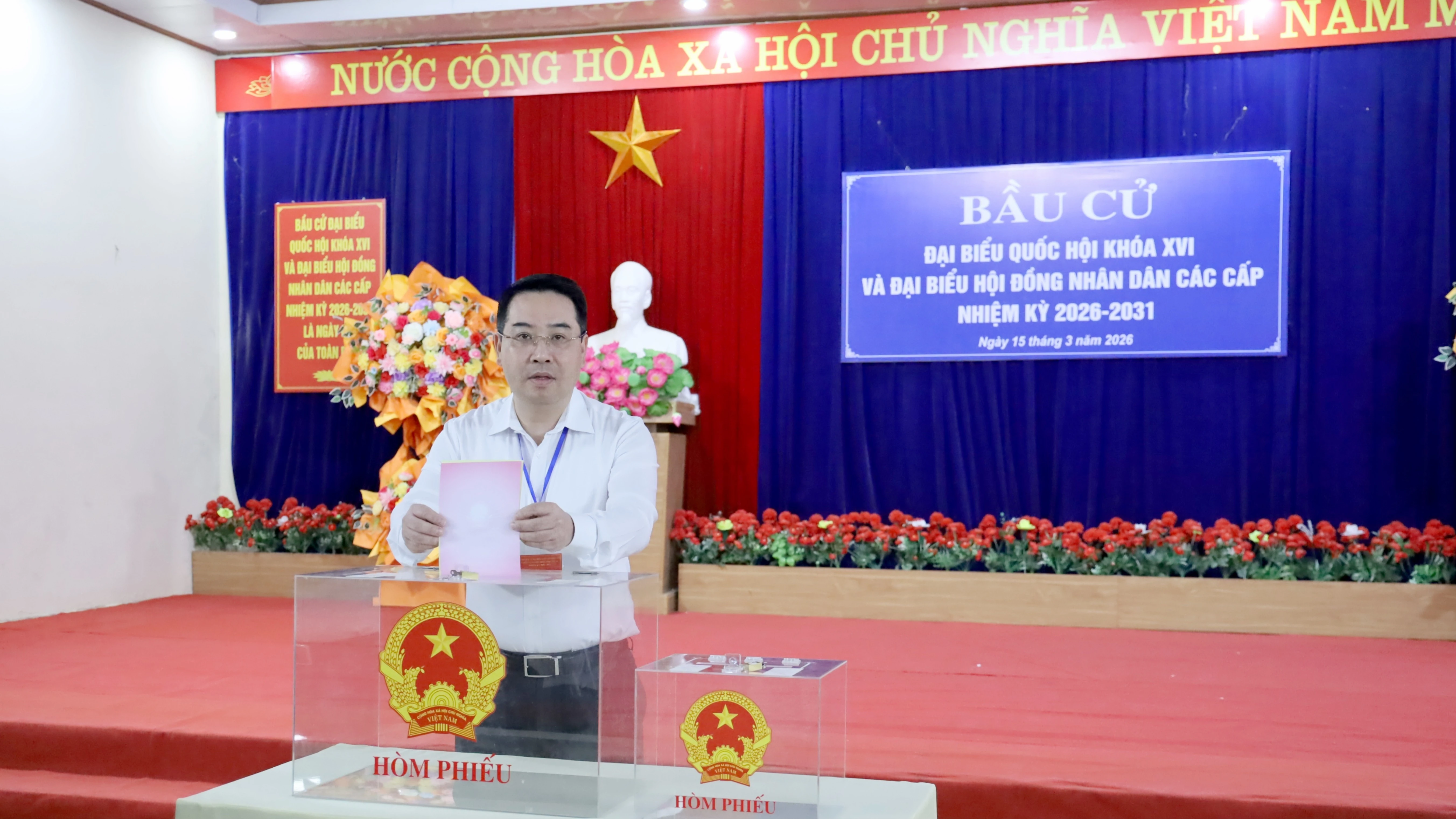 Đồng chí Nguyễn Tuấn Anh - Phó Bí thư Tỉnh ủy, Chủ tịch UBND tỉnh, Chủ tịch Ủy ban Bầu cử tỉnh dự lễ khai mạc và bỏ phiếu tại Khu vực bỏ phiếu số 6, đơn vị bầu cử số 2 (Nhà văn hóa thôn 6, xã Yên Bình).
