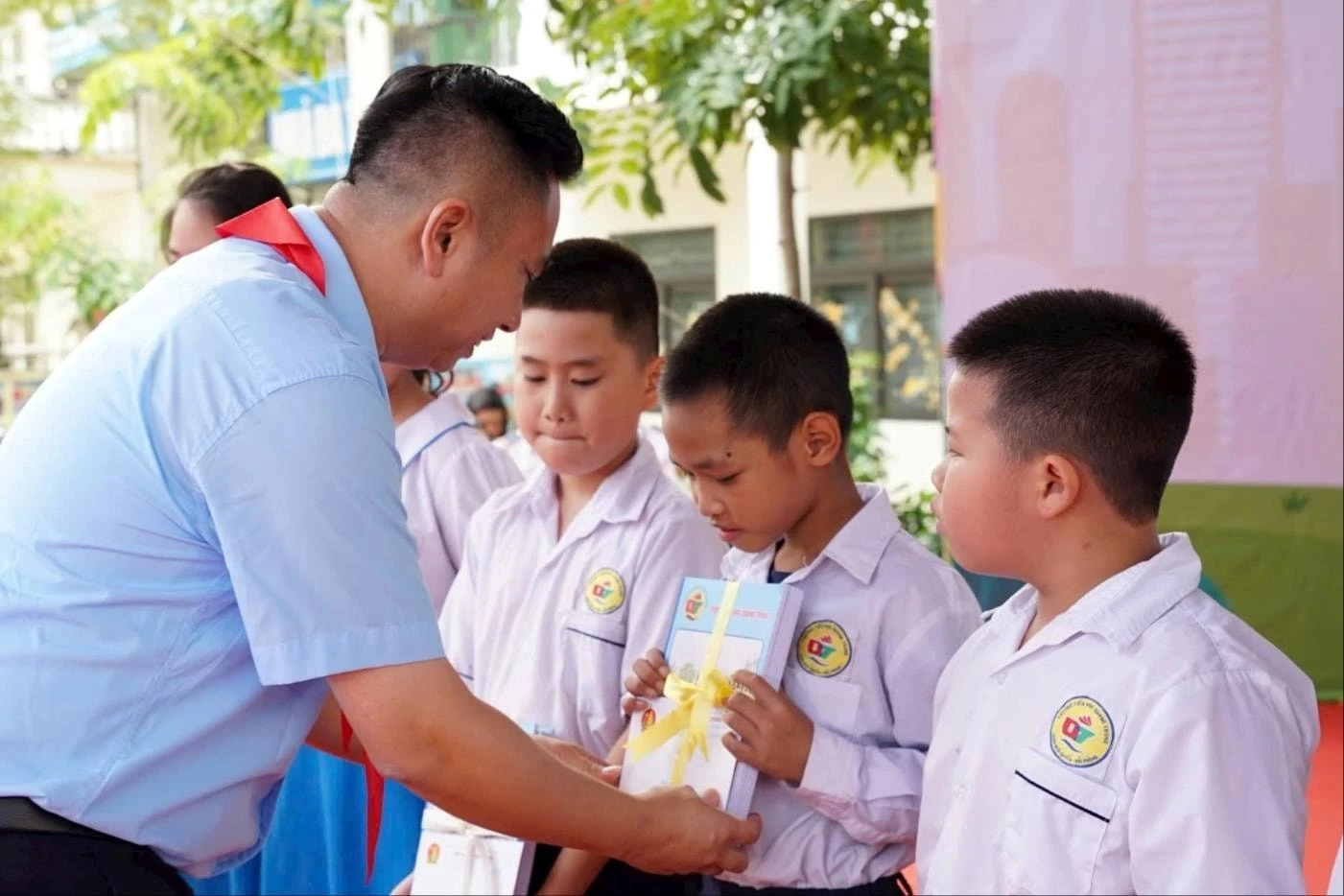 Phó Chủ tịch Hội đồng Đội Trung ương Lê Anh Quân trao tặng học bổng tới thiếu nhi.