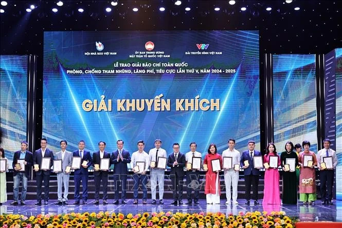 Phó Chủ tịch Ủy ban Trung ương MTTQ Việt Nam, Chủ tịch Tổng Liên đoàn Lao động Việt Nam Nguyễn Đình Khang và Phó Trưởng Ban Tuyên giáo và Dân vận Trung ương, Tổng Biên tập Báo Nhân Dân, Chủ tịch Hội Nhà báo Việt Nam Lê Quốc Minh trao giải cho các tác giả đạt giải Khuyến khích.