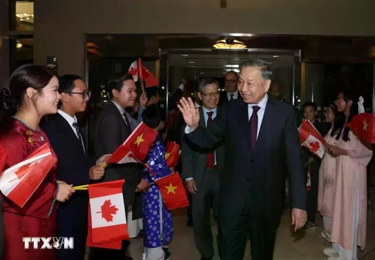 Cán bộ, nhân viên Đại sứ quán và đại diện cộng đồng người Việt Nam tại Canada đón Tổng Bí thư, Chủ tịch nước Tô Lâm.