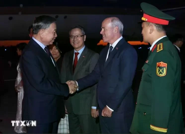 Quan chức Chính phủ Canada và cán bộ, nhân viên Đại sứ quán Việt Nam đón Tổng Bí thư, Chủ tịch nước Tô Lâm tại sân bay quốc tế Mcdonald-Cartier, Ottawa.