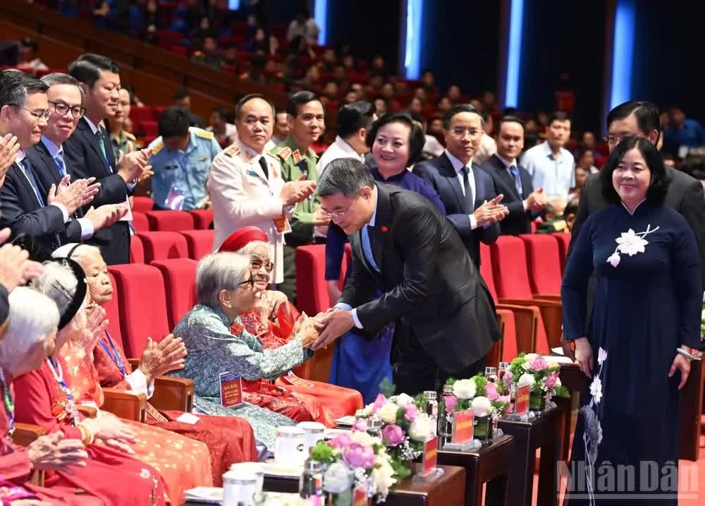 Thủ tướng Chính phủ Lê Minh Hưng ân cần thăm hỏi một Bà mẹ Việt Nam Anh hùng tại Hội nghị Tri ân người có công với cách mạng toàn quốc năm 2026. (Ảnh: TRẦN HẢI)