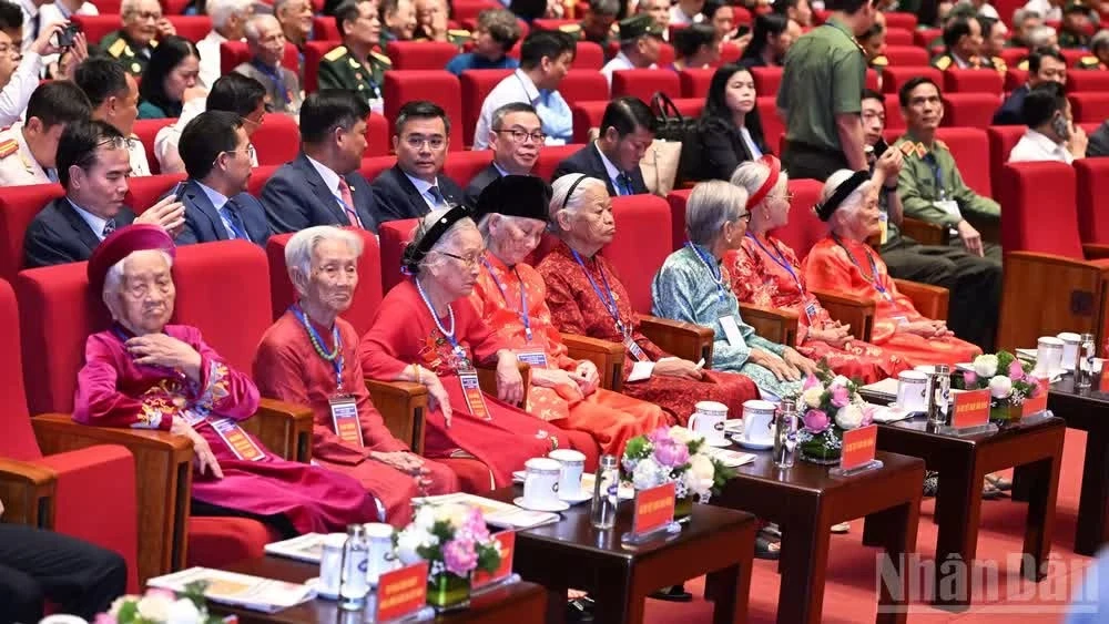 Các Bà mẹ Việt Nam Anh hùng tiêu biểu tham dự hội nghị. (Ảnh: TRẦN HẢI)