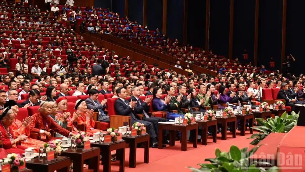 Thủ tướng Chính phủ Lê Minh Hưng, các đồng chí lãnh đạo Đảng, Nhà nước, các đại biểu tham dự hội nghị. (Ảnh: TRẦN HẢI)