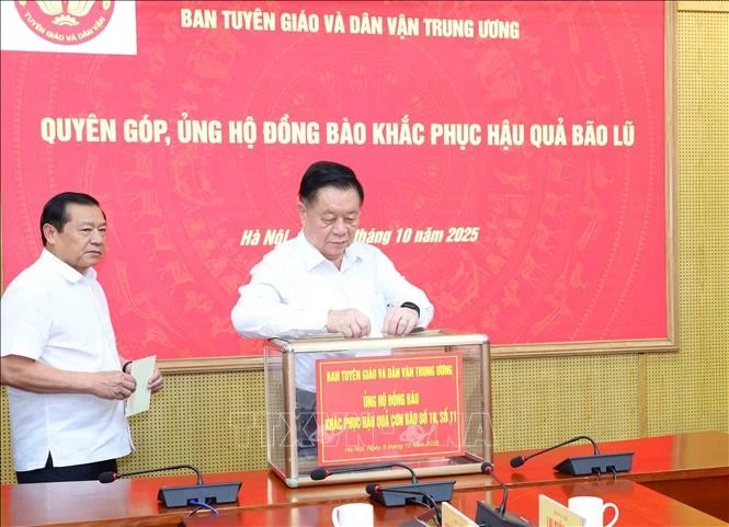 Đồng chí Nguyễn Trọng Nghĩa, Uỷ viên Bộ Chính trị, Bí thư Trung ương Đảng, Trưởng Ban Tuyên giáo và Dân vận Trung ương cùng các đồng chí lãnh đạo Ban quyên góp ủng hộ.