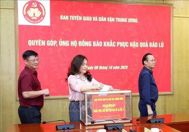 Cán bộ, công chức, người lao động Ban Tuyên giáo và Dân vận Trung ương quyên góp ủng hộ.