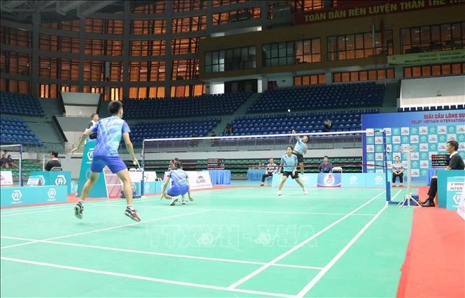 Các tay vợt tranh tài ở các trận vòng loại. Ảnh: Thái Hùng/TTXVN
