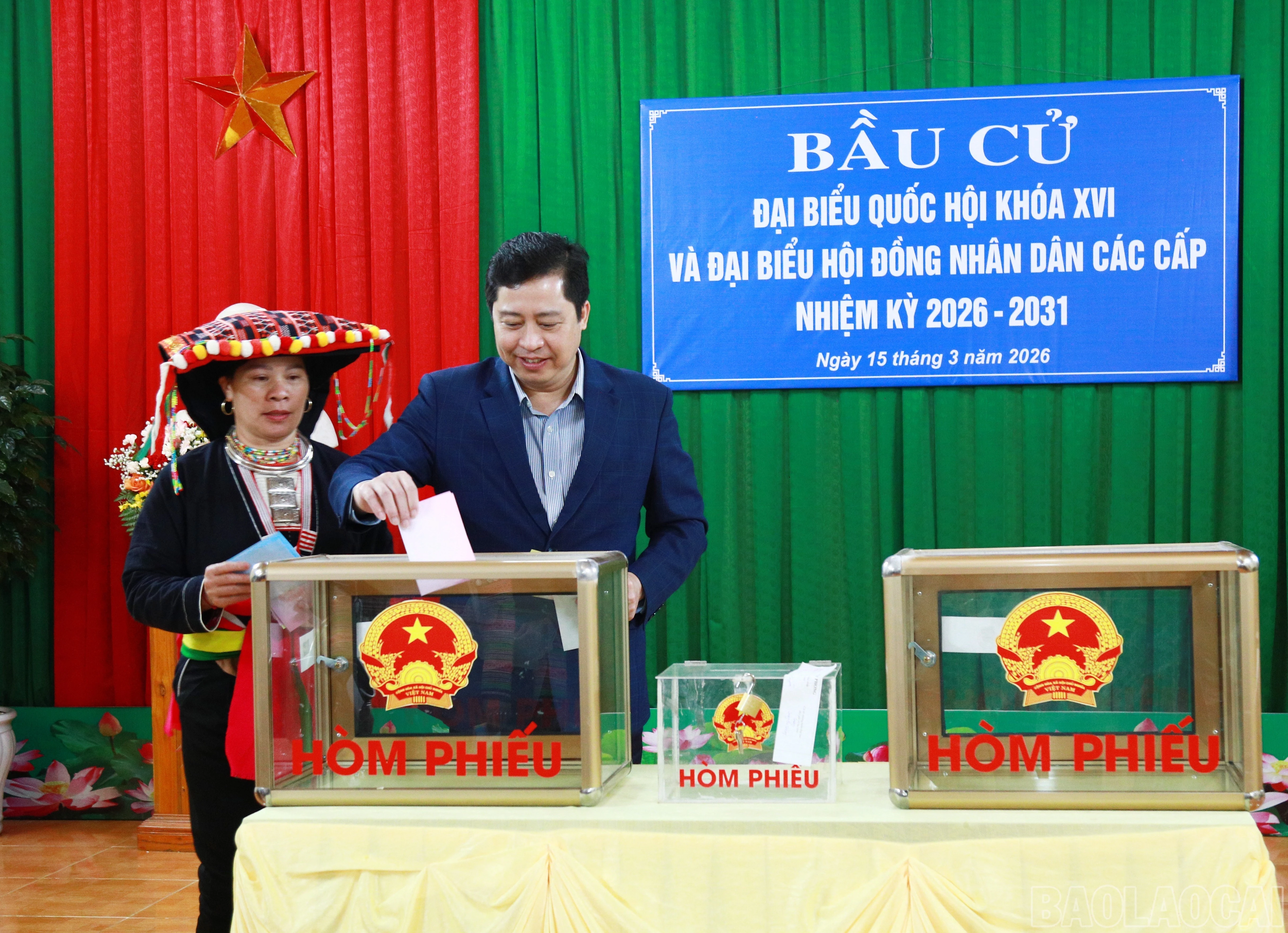 Đồng chí Dương Quốc Huy - Ủy viên Ban Chấp hành Trung ương Đảng, Bí thư Tỉnh ủy dự lễ khai mạc và bỏ phiếu bầu đại biểu Quốc hội khóa XVI và đại biểu HĐND các cấp, nhiệm kỳ 2026 - 2031 tại Khu vực bỏ phiếu số 4, thôn Đồng Cát, xã Quy Mông.
