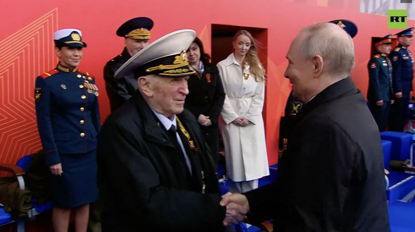 Kết thúc buổi diễu binh, Tổng thống Nga Vladimir Putin bắt tay các cựu chiến binh và khách mời của sự kiện. Sau đó, Tổng thống Putin cùng các lãnh đạo chính phủ Nga tới đặt hoa tại tượng đài chiến sĩ vô danh.
