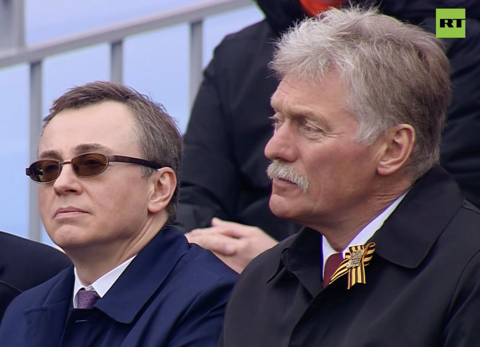 Ông Dmitry Peskov cùng các quan chức Nga tại lễ kỷ niệm. Ảnh chụp màn hình
