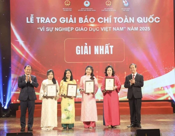 Bộ trưởng Bộ GD&amp;ĐT Nguyễn Kim Sơn và Thứ trưởng Thường trực Bộ Văn hóa, Thể thao và Du lịch Lê Hải Bình trao giải Nhất cho các tác giả, nhóm tác giả.