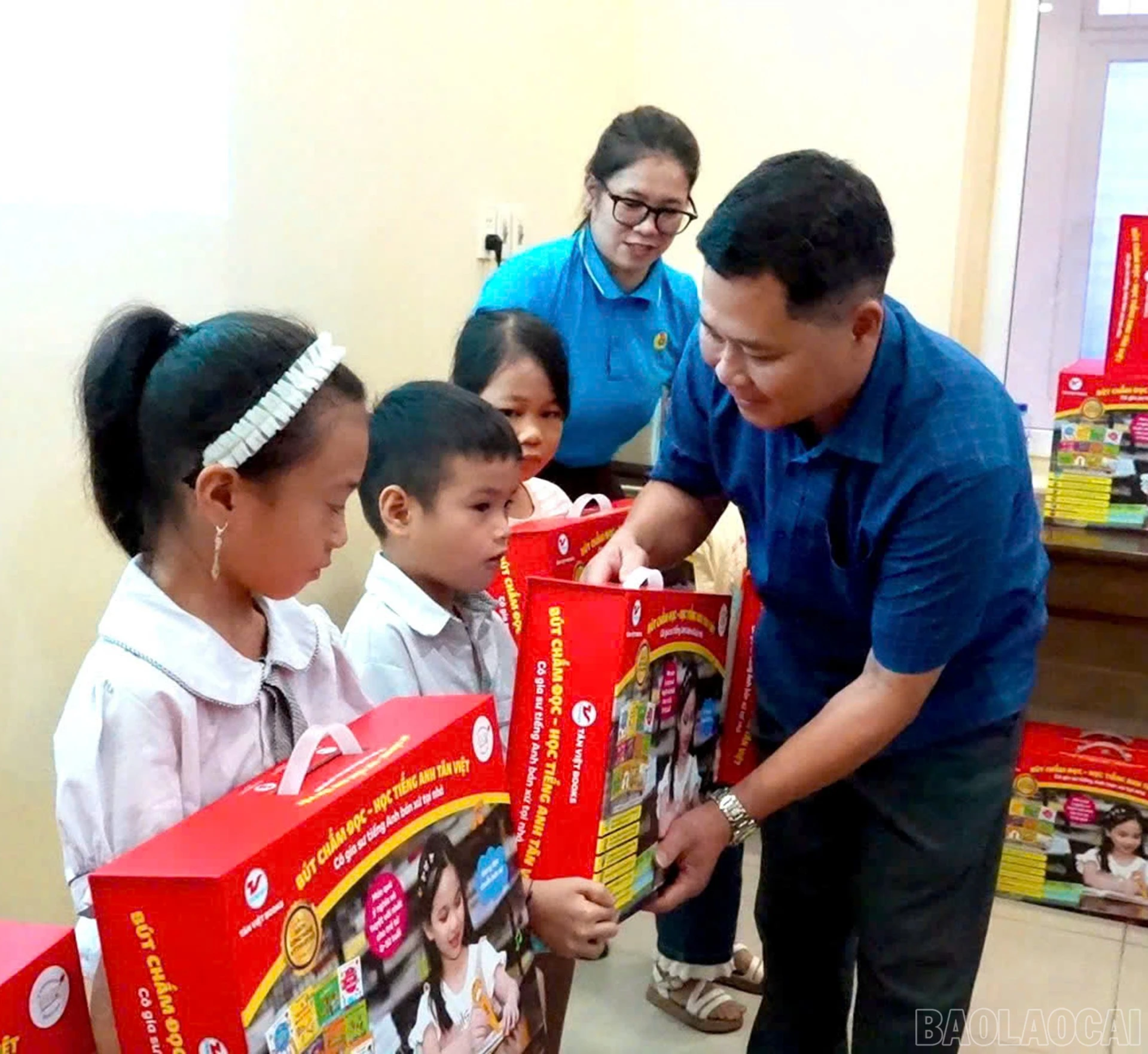 baolaocai-br_lanh-dao-xa-tang-loong-trao-tang-but-cham-doc-hoc-tieng-anh-va-bo-sach-cong-nghe-so-cho-cac-em-hoc-sinh.jpg
