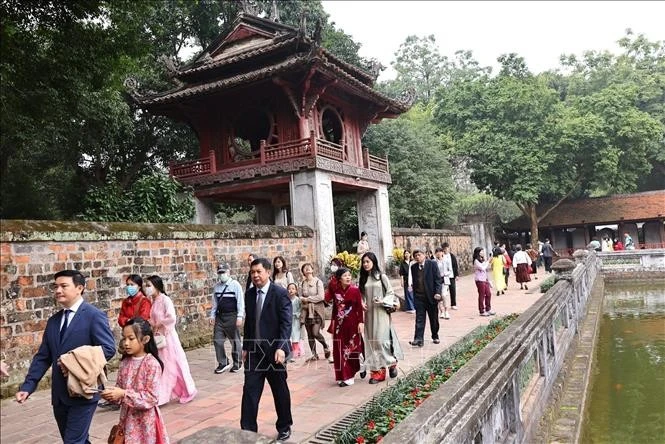 Đông đảo người dân thủ đô tham quan Văn Miếu - Quốc Tử Giám sáng mùng 1 Tết Bính Ngọ.