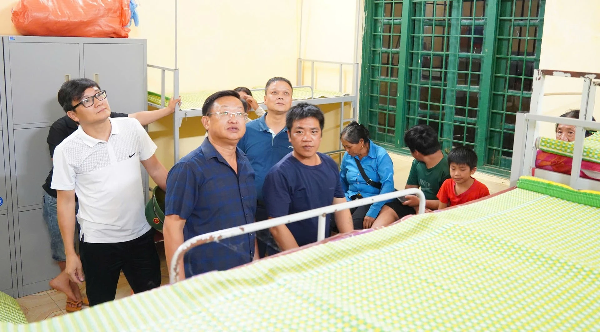 lanh-dao-xa-muong-khuong-kiem-tra-dieu-kien-co-so-vat-tai-truong-tieu-hoc-sa-ho-chat-bo-tri-cho-10-ho-gia-dinh-thon-chung-chai-b.jpg