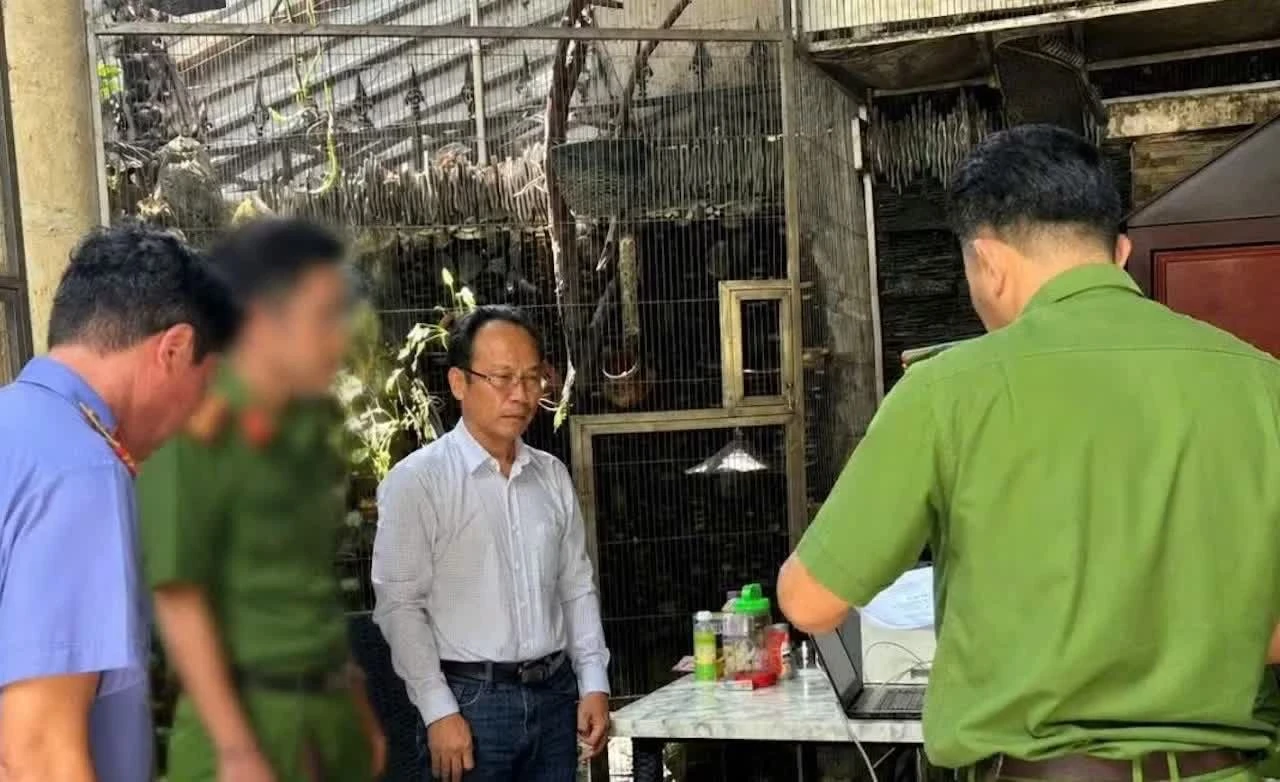 Cơ quan CSĐT tống đạt quyết định tố tụng đối với Trần Minh Duy và Đoàn Lê Ngọc Phi Lân.
