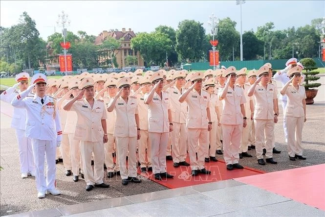 Đoàn đại biểu Đảng ủy Công an Trung ương - Bộ Công an đặt vòng hoa tưởng niệm Chủ tịch Hồ Chí Minh.
