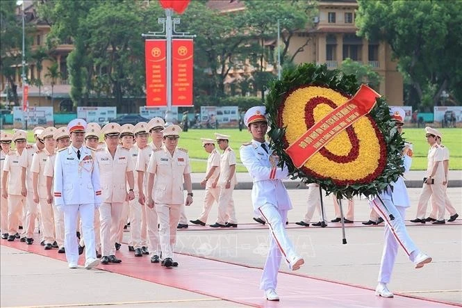 Đoàn đại biểu Đảng ủy Công an Trung ương - Bộ Công an đặt vòng hoa tưởng niệm Chủ tịch Hồ Chí Minh.