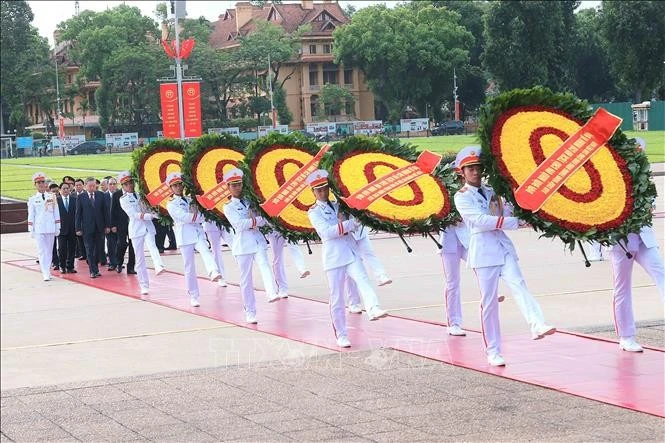 Lãnh đạo Đảng, Nhà nước đặt vòng hoa và vào Lăng viếng Chủ tịch Hồ Chí Minh.