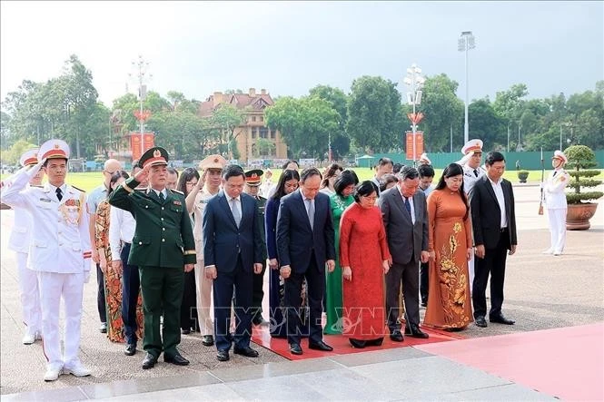 Đoàn đại biểu Thành ủy, HĐND, UBND, Ủy ban MTTQ Việt Nam thành phố Hà Nội đặt vòng hoa tưởng niệm Chủ tịch Hồ Chí Minh.