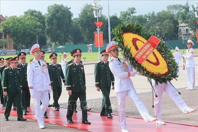 Đoàn đại biểu Quân ủy Trung ương - Bộ Quốc phòng đặt vòng hoa tưởng niệm Chủ tịch Hồ Chí Minh.
