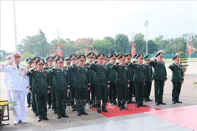 Đoàn đại biểu Quân ủy Trung ương - Bộ Quốc phòng đặt vòng hoa tưởng niệm Chủ tịch Hồ Chí Minh.