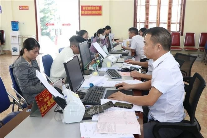 Cán bộ, công chức tiếp nhận hồ sơ, hướng dẫn, giải quyết thủ tục hành chính cho người dân tại Trung tâm phục vụ hành chính công xã Kim Thành, thành phố Hải Phòng. Ảnh minh họa: Mạnh Minh/TTXVN