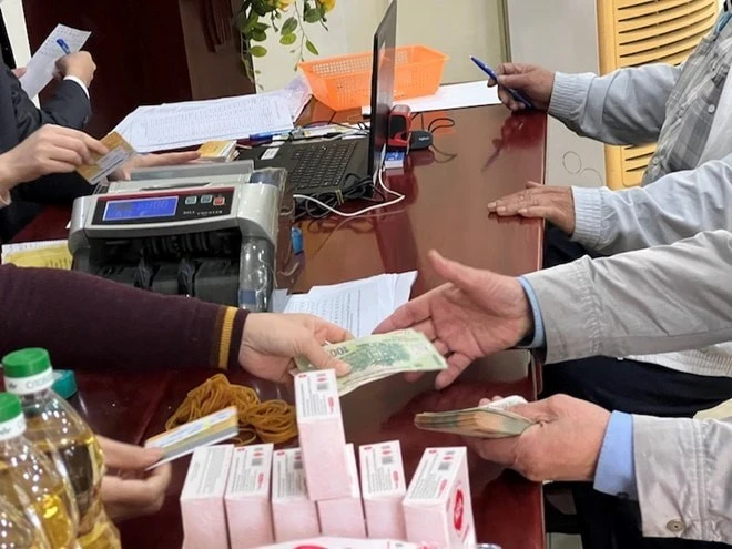 Người dân nhận lương hưu bằng hình thức trực tiếp tiền mặt.