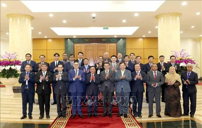 Đồng chí Trần Cẩm Tú, Uỷ viên Bộ Chính trị, Thường trực Ban Bí thư cùng Trưởng đoàn các chính đảng các nước ASEAN chụp ảnh chung.