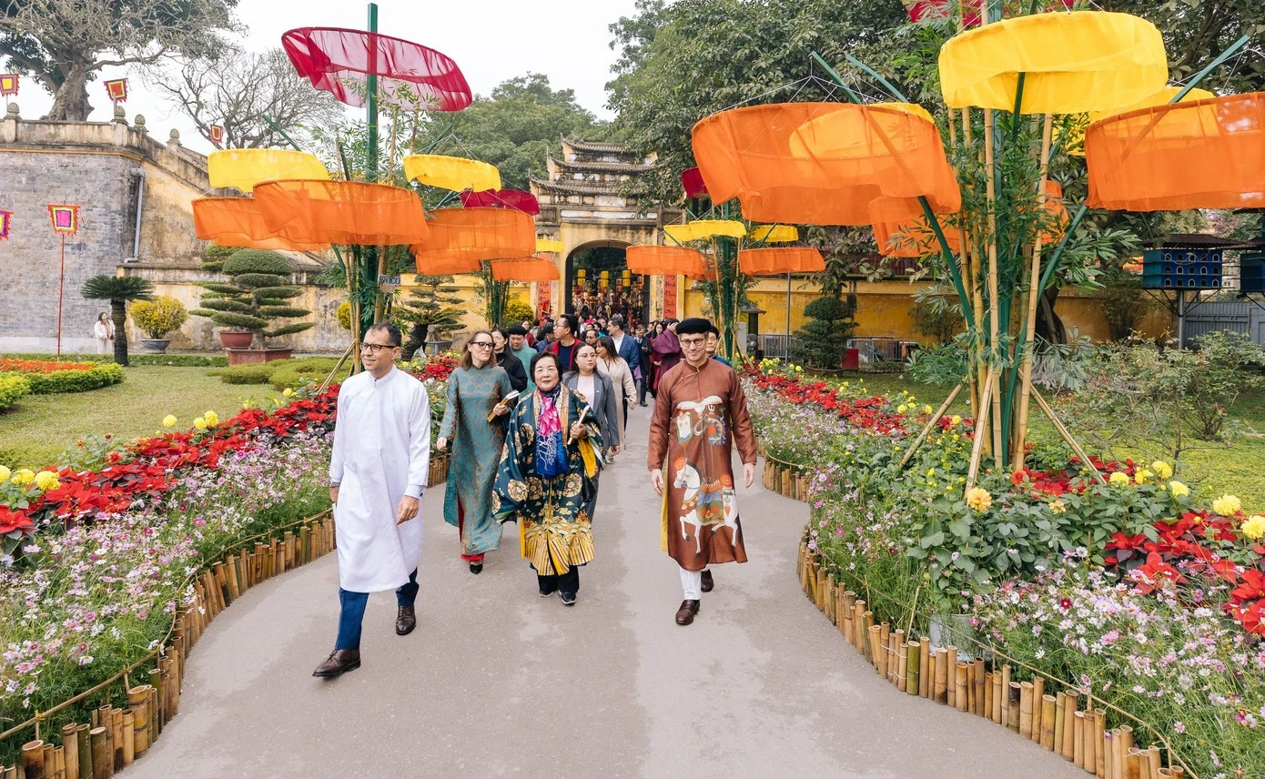 Ông Jonathan Wallace Baker – Trưởng đại diện UNESCO tại Việt Nam (ngoài cùng bên phải) cùng đại diện Các đại sứ, phu nhân đại sứ tham quan và bày tỏ thích thú với đường hoa “Bình Minh Khát Vọng” tại Hoàng Thành Thăng Long.