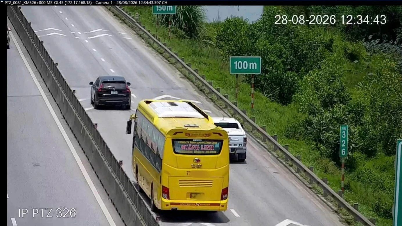 Hình ảnh chiếc xe khách vi phạm khoảng cách an toàn bị camera ghi nhận. Ảnh: Cục CSGT.