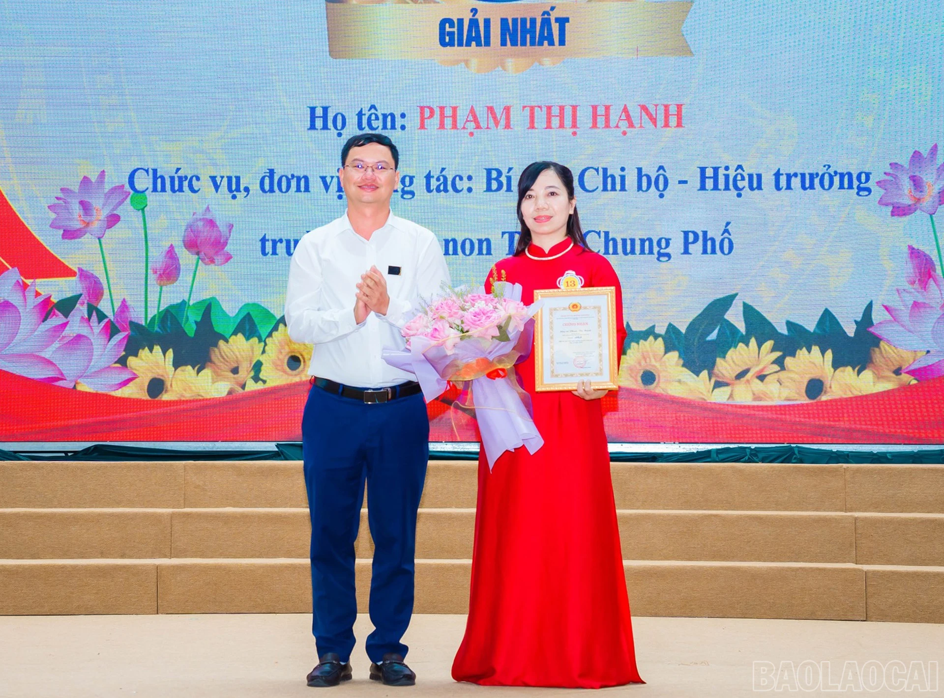 Ban tổ chức trao giải nhất cho thí sinh Phạm Thị Hạnh - Bí thư Chi bộ, Hiệu trưởng Trường Mầm non Tung Chung Phố.