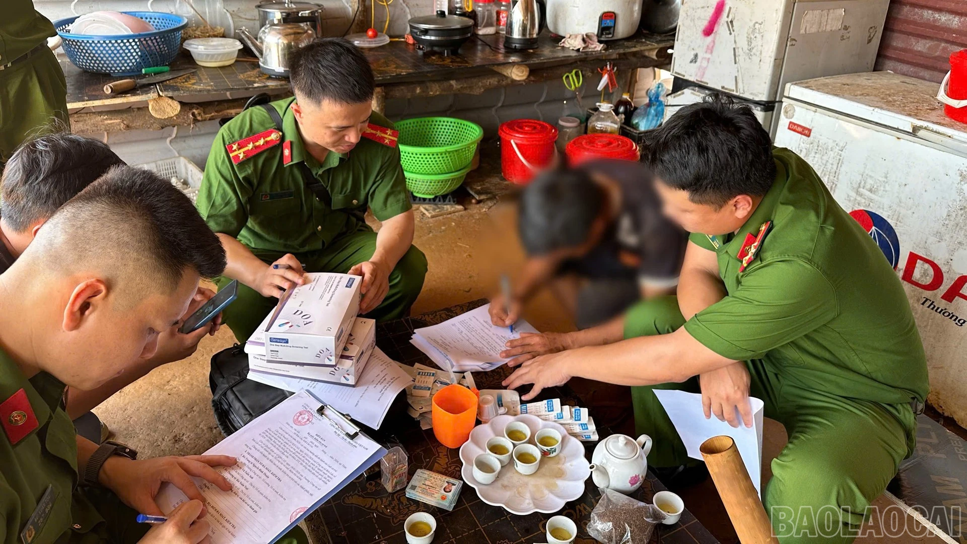 Nhiều công nhân sống trong các khu lán trại cũng được kiểm tra ma túy đột xuất.