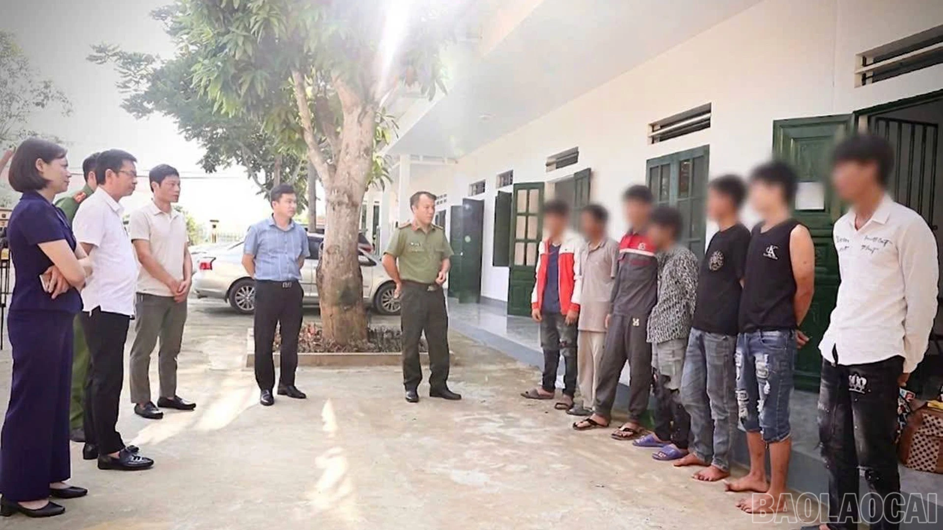 Lãnh đạo phường trực tiếp thăm hỏi, động viên các đối tượng nghiện yên tâm cai nghiện.