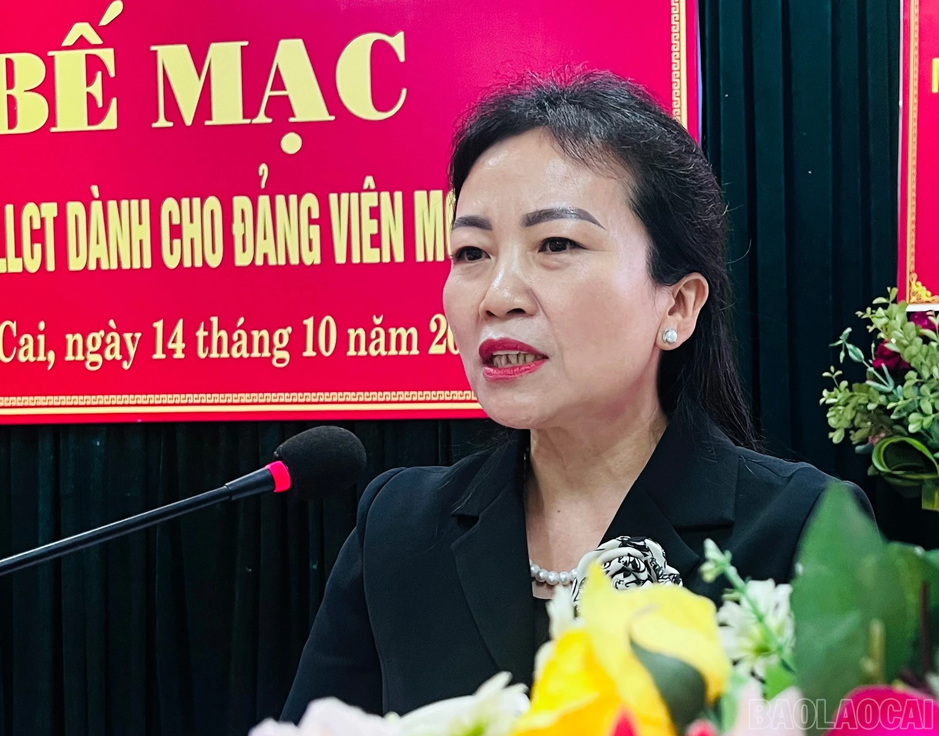 Đồng chí Ngô Thị Hà - Phó Bí thư Thường trực Đảng ủy xã Sín Chéng phát biểu tại buổi lễ.