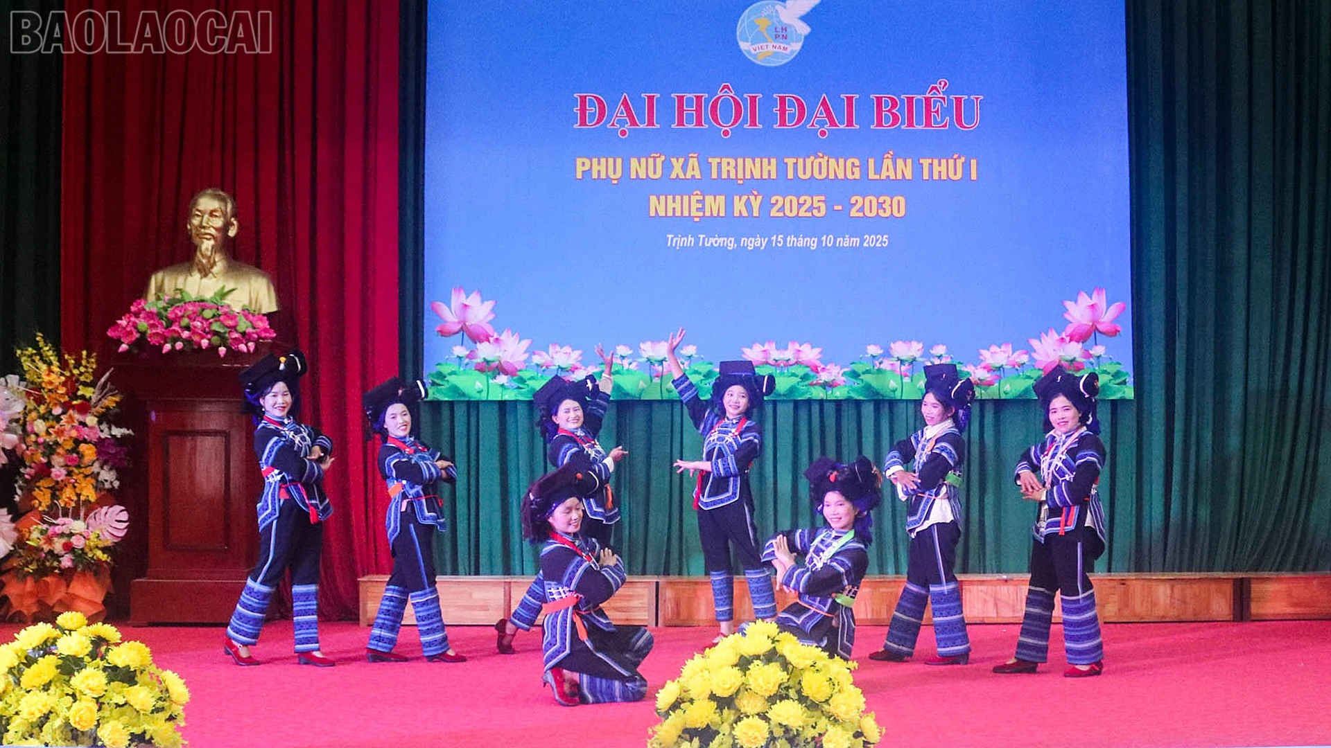 Văn nghệ chào mừng đại hội.