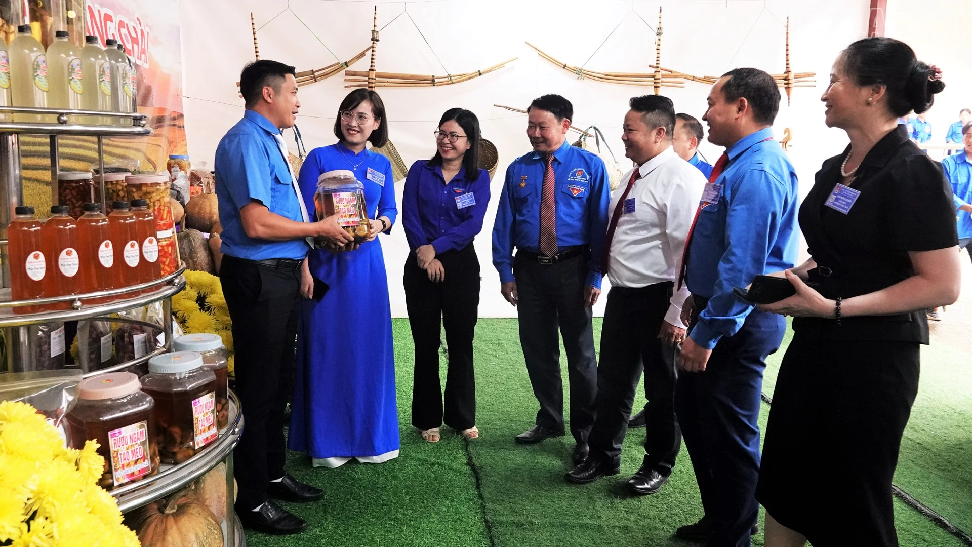 Đồng chí Dương Thị Vui - Phó Bí thư Tỉnh đoàn, Giám đốc Trung tâm Hoạt động thanh thiếu niên tỉnh Lào Cai và lãnh đạo xã Mù Cang Chải tham quan các gian hàng trưng bày tại đại hội.