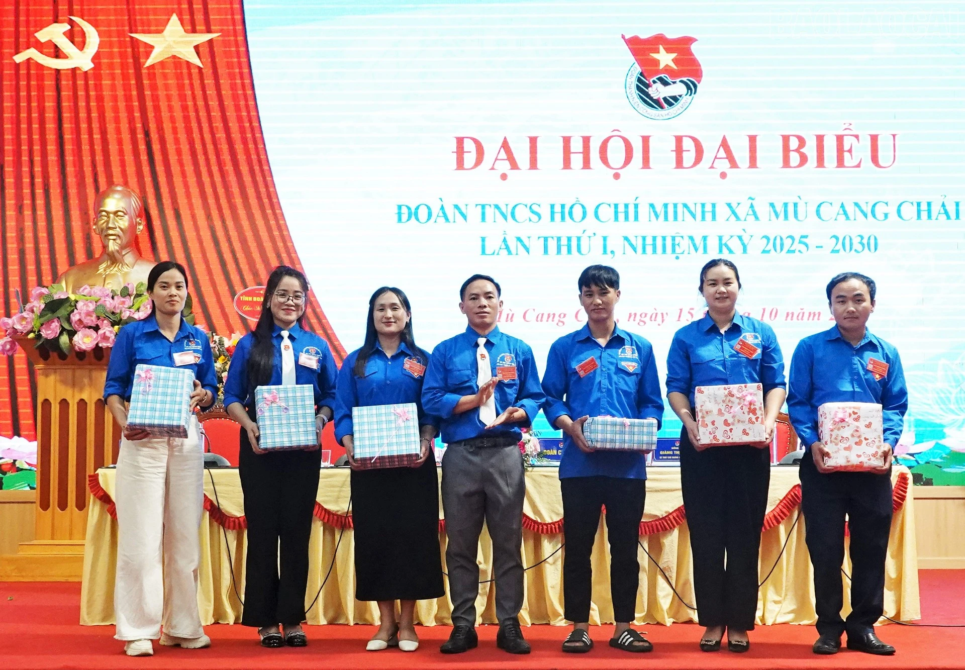 Tặng quà các đồng chí không tham gia Ban Chấp hành khóa mới.