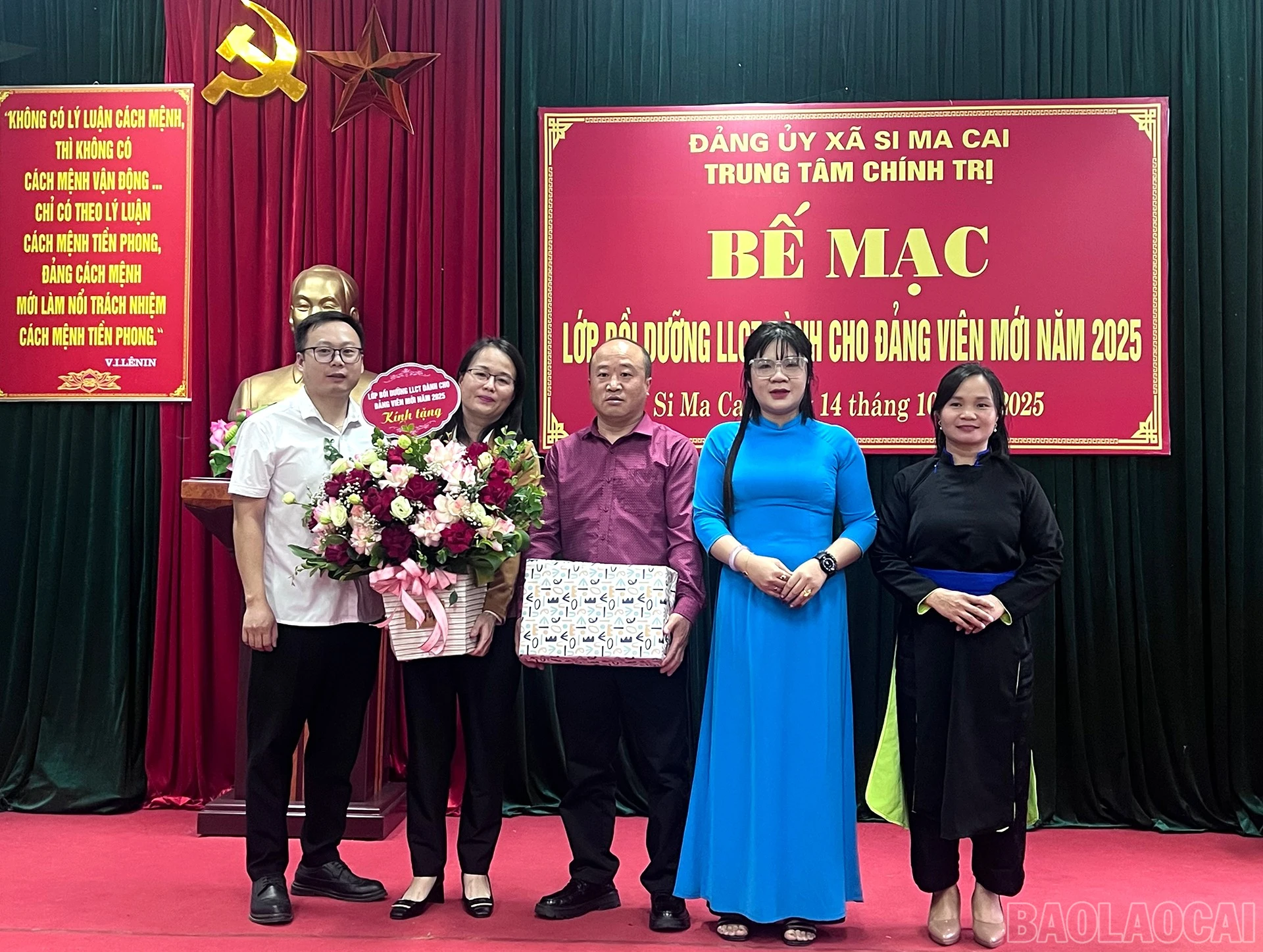 Các học viên được khen thưởng lại buổi lễ.