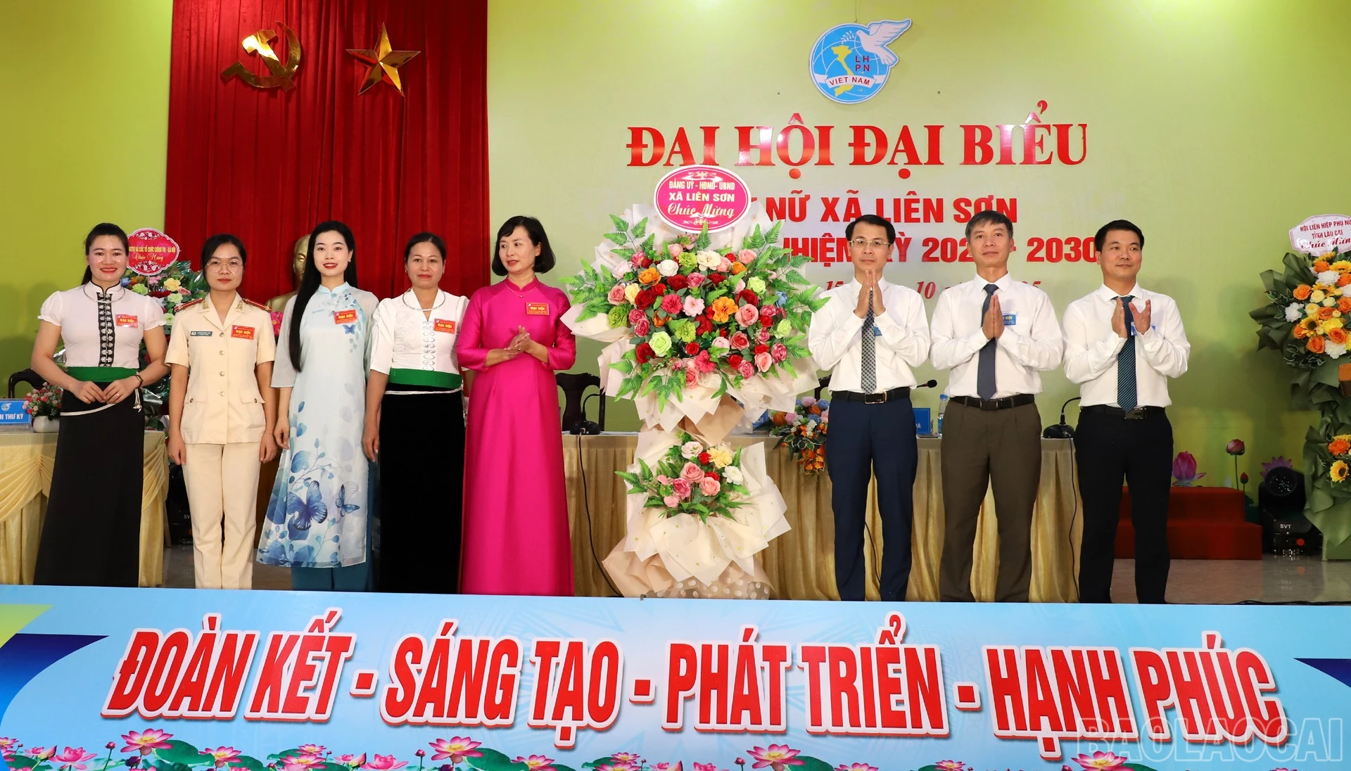 Lãnh đạo xã tặng hoa chúc mừng đại hội.
