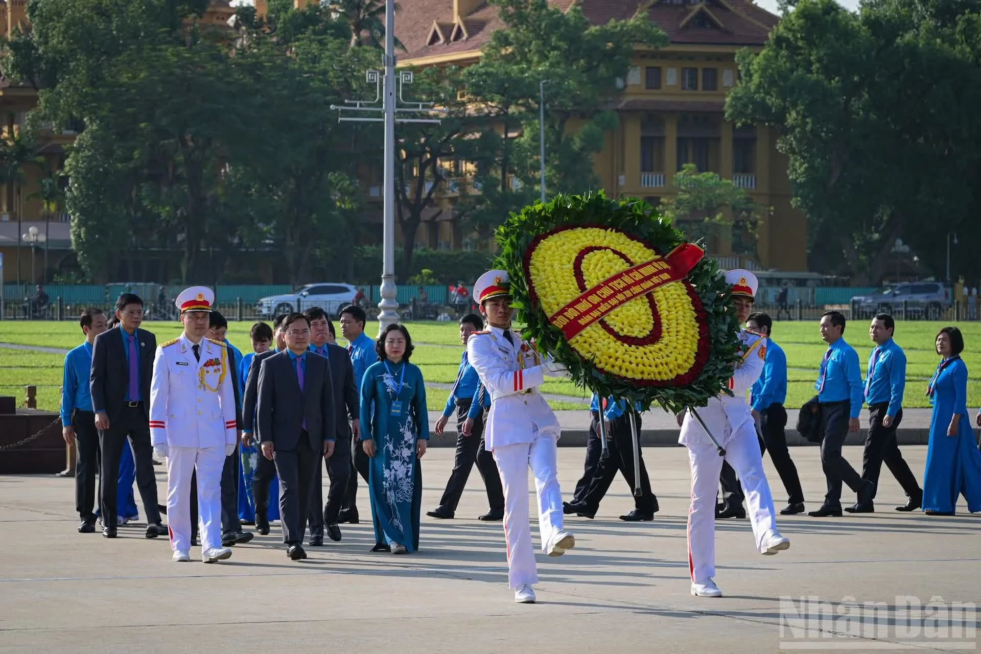 Vòng hoa của Đoàn mang dòng chữ “Đời đời nhớ ơn Chủ tịch Hồ Chí Minh vĩ đại - Đoàn đại biểu Đại hội XIV Công đoàn Việt Nam”.