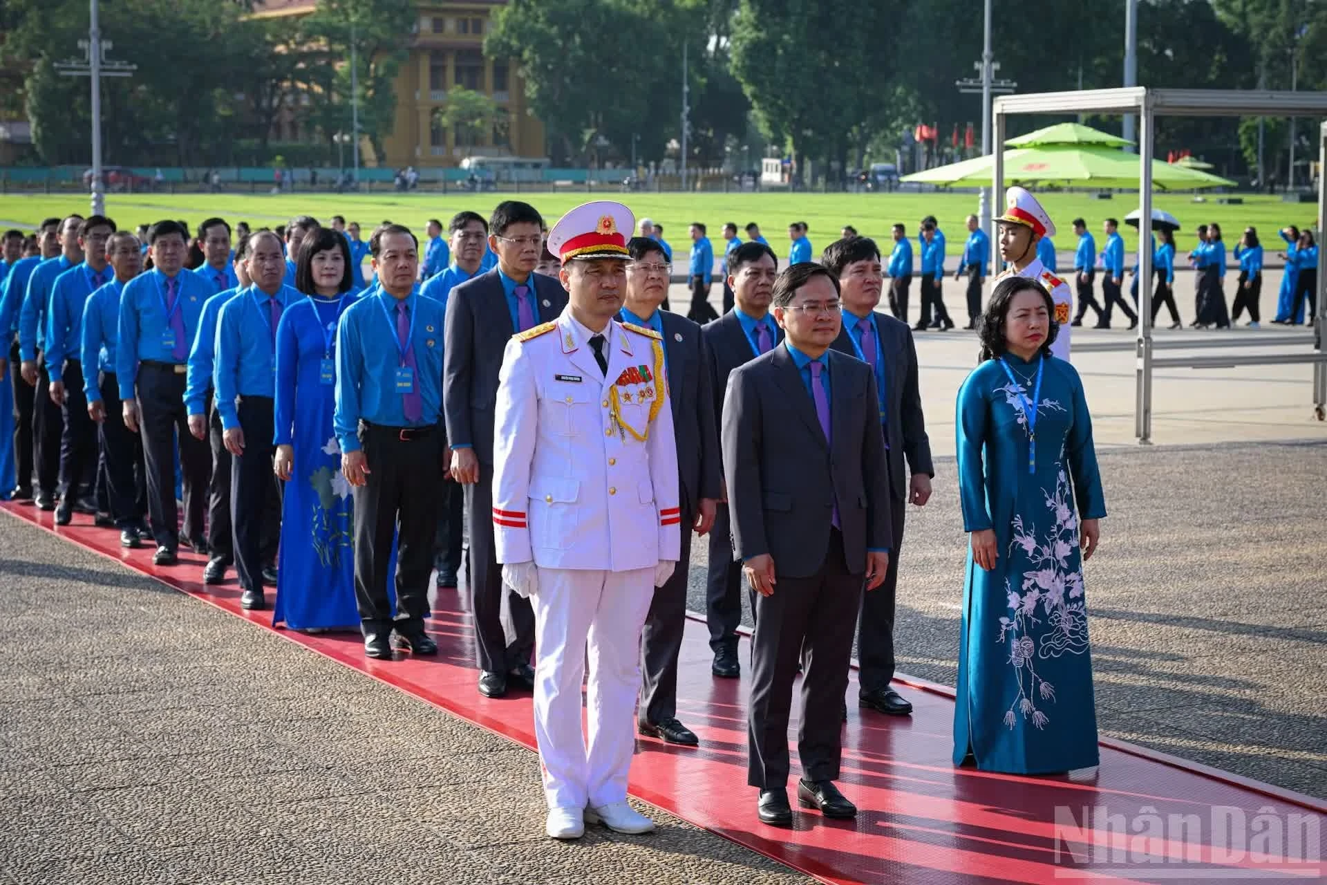 Chủ tịch Tổng Liên đoàn Lao động Việt Nam Nguyễn Anh Tuấn dẫn đầu đoàn đại biểu vào Lăng viếng Chủ tịch Hồ Chí Minh.