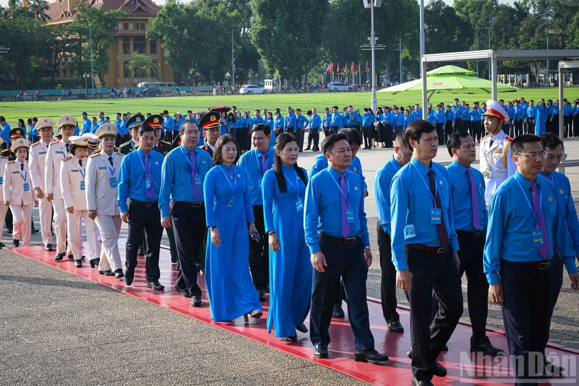 Các đại biểu thành kính tưởng nhớ Chủ tịch Hồ Chí Minh.