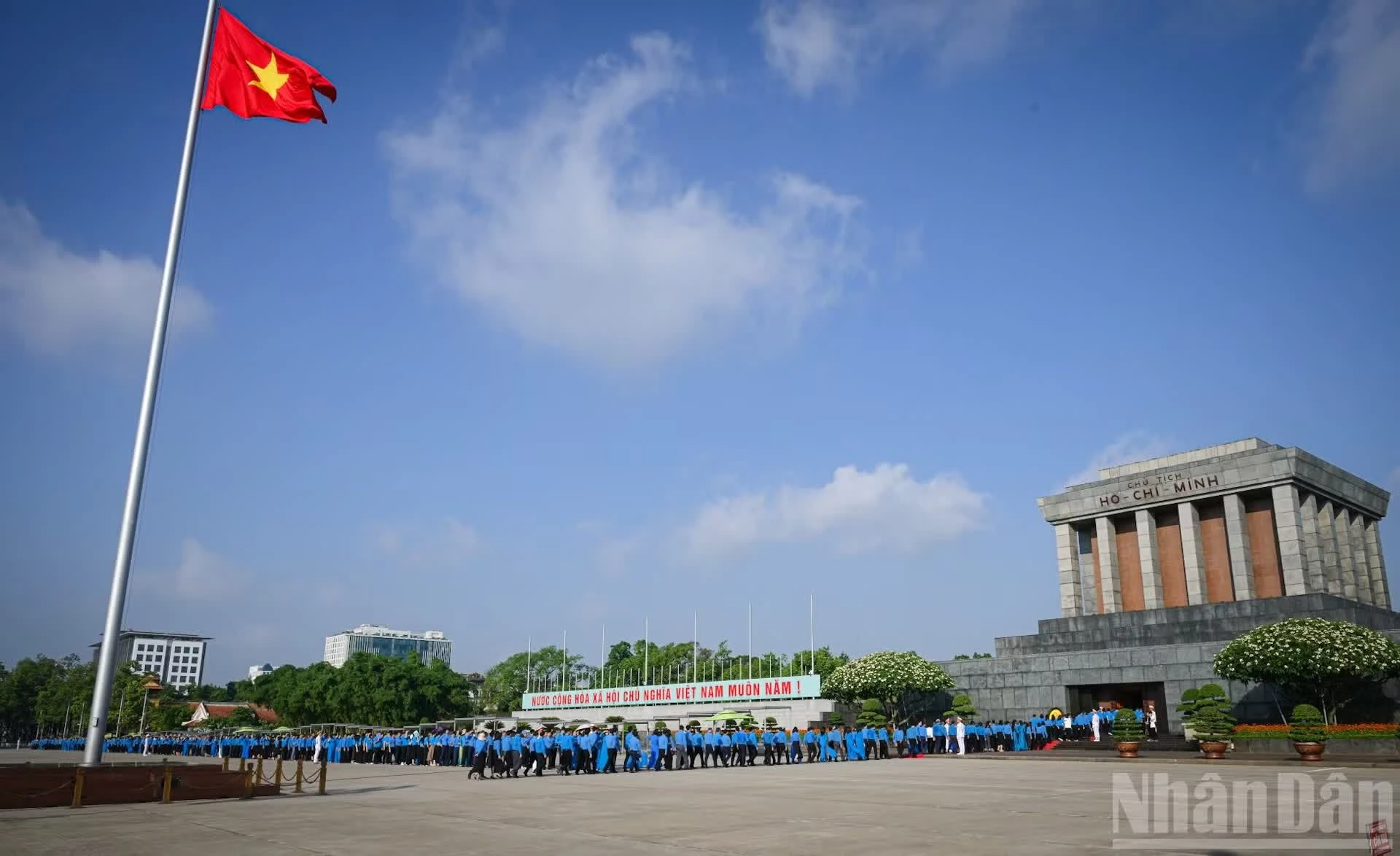 Các đại biểu tham dự Đại hội vào Lăng viếng Chủ tịch Hồ Chí Minh.