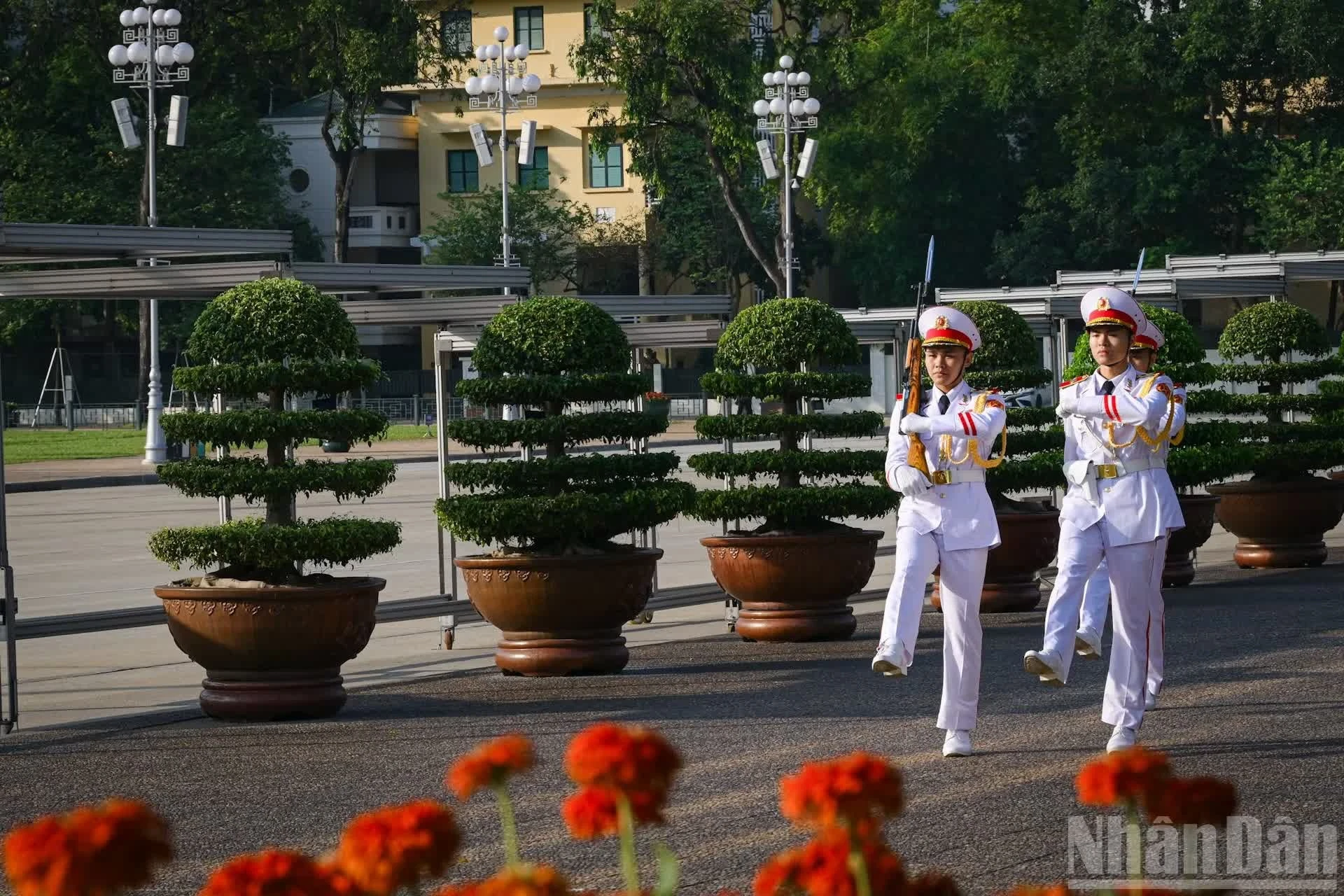 Chiến sĩ Bộ Tư lệnh bảo vệ Lăng Chủ tịch Hồ Chí Minh chuẩn bị cho lễ viếng.