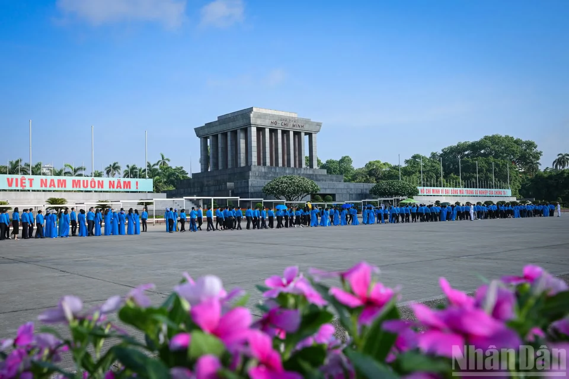 Đúng 7 giờ 15 phút, Đoàn đại biểu tham dự Đại hội Công đoàn lần thứ XI (nhiệm kỳ 2026-2031) vào Lăng viếng Chủ tịch Hồ Chí Minh.