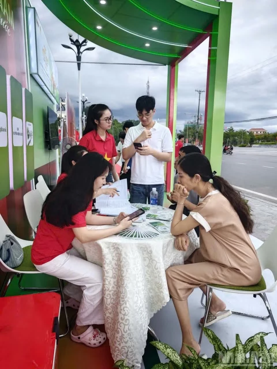Cán bộ Vietcombank Yên Bái giới thiệu và hướng dẫn khách hàng sử dụng sản phẩm, dịch vụ.