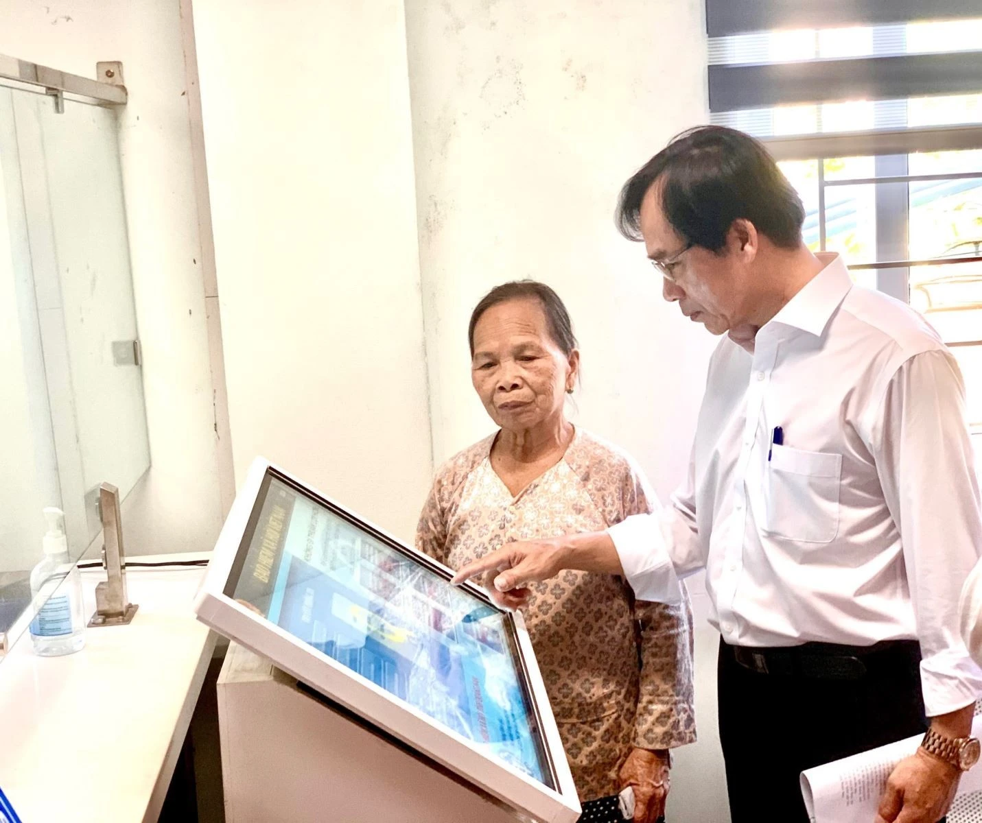 Hỗ trợ người dân làm các thủ tục hành chính BHXH qua giao dịch điện tử tại BHXH Hội An.